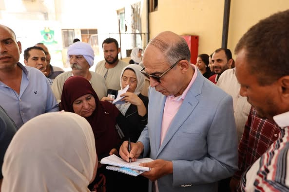 محافظ المنيا يستمع لمطالب المواطنين خلال جولته الميدانية بمركز سمالوط