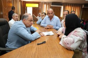 محافظ المنيا يستمع لمطالب المواطنين خلال جولته الميدانية بمركز سمالوط