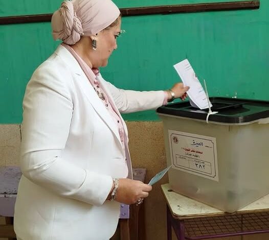 رئيسة المجلس القومي للطفولة والأمومة تُدلي بصوتها في انتخابات مجلس الشيوخ بمدينة الشيخ زايد