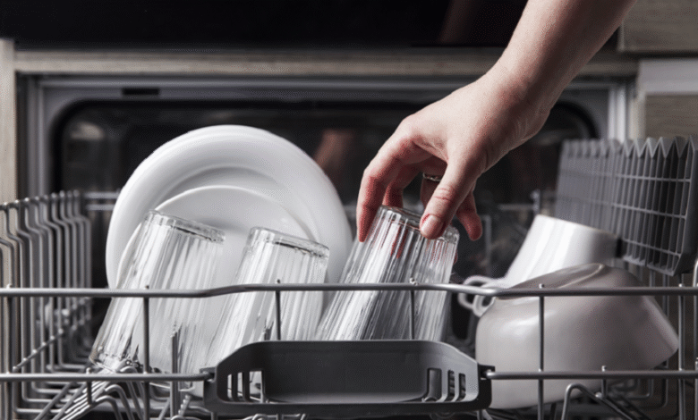 أدوات ينبغي تجنب وضعها في غسالة الأطباق