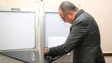 وزير قطاع الأعمال العام يُدلي بصوته في انتخابات مجلس الشيوخ بالتجمع الخامس