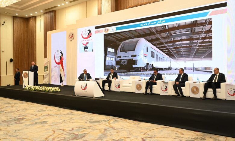 وزير الصناعة والنقل يستعرض جهود الدولة في مجالي النقل والصناعة