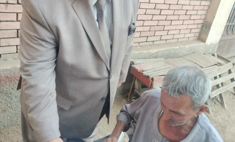 رئيس لجنة انتخابية يخرج لمساعدة مواطن ذوى احتياجات خاصة للأدلاء بصوته 1 رئيس لجنة انتخابية يخرج لمساعدة مواطن ذوى احتياجات خاصة للأدلاء بصوته