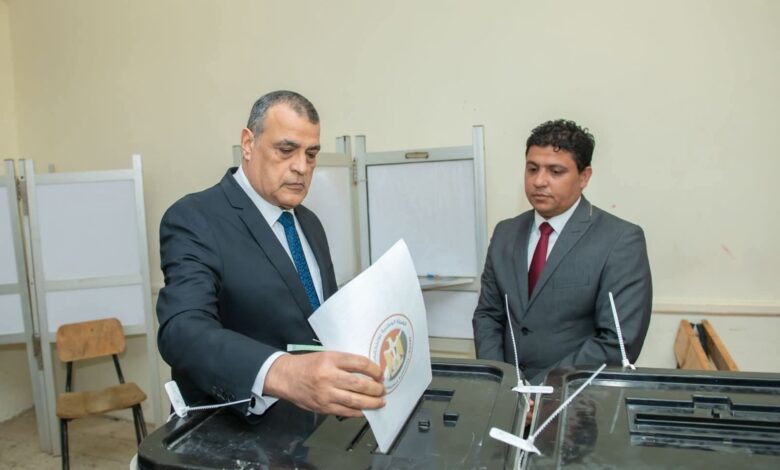 وزير الدولة للإنتاج الحربي يُدلي بصوته في انتخابات مجلس الشيوخ