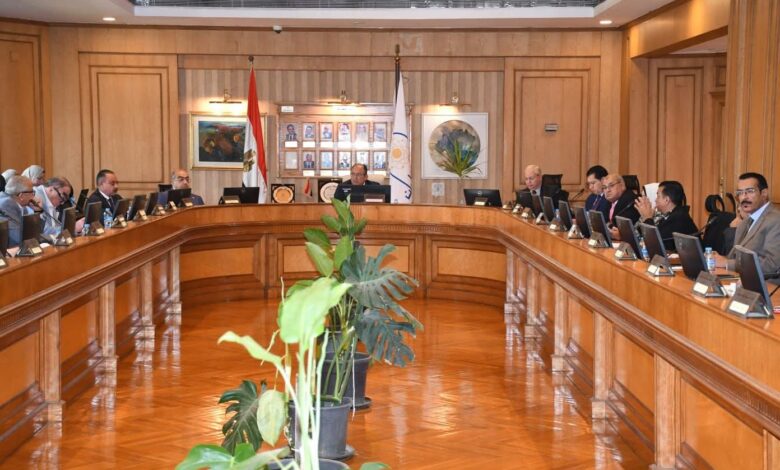 رئيس جامعة حلوان يؤكد ضرورة الإسراع في استكمال المجمع الطبي الجامعي ويدعو لدعمه