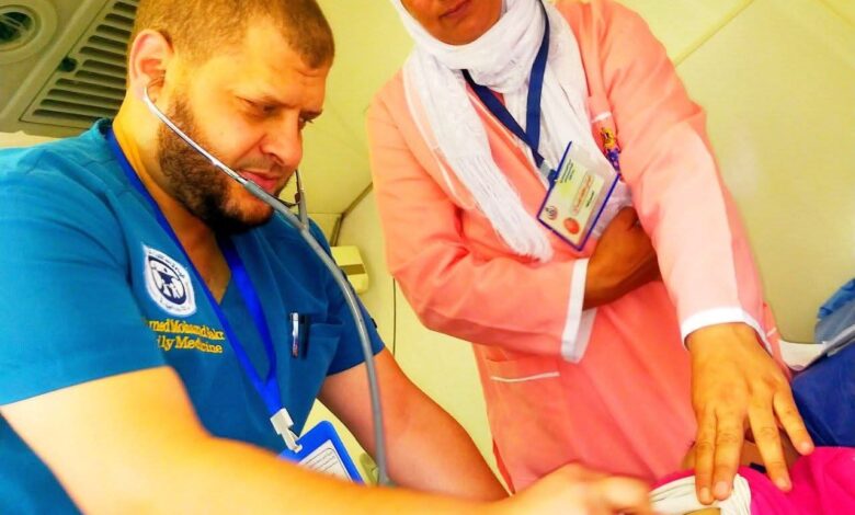 قافلة طبية مجانية تقدم خدمات طبية لـ(1864) مواطن بقرية صنعاء بمركز صان الحجر  