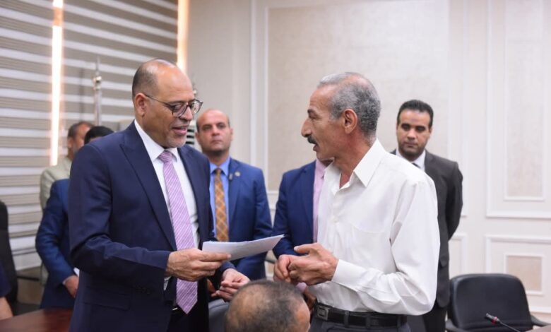 وزير العمل يُسلم بطاقات بنكية لعمال مصريين من مُستحقي المعاشات التقاعدية العراقية
