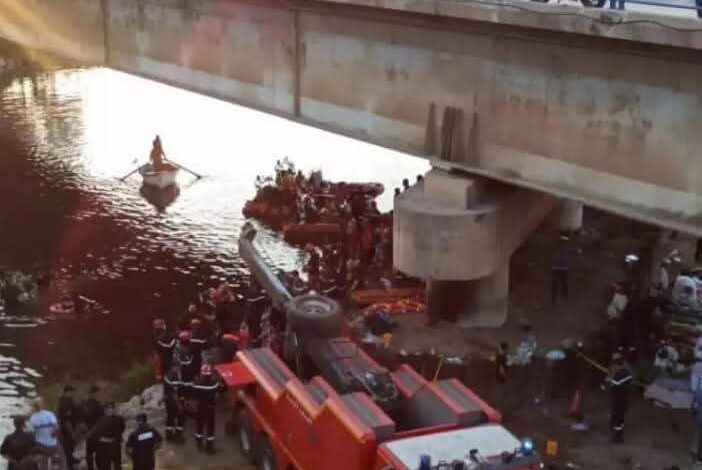 الجزائر.. مصرع 18 وإصابة 23 في سقوط حافلة من أعلى جسر بوادي الحراش