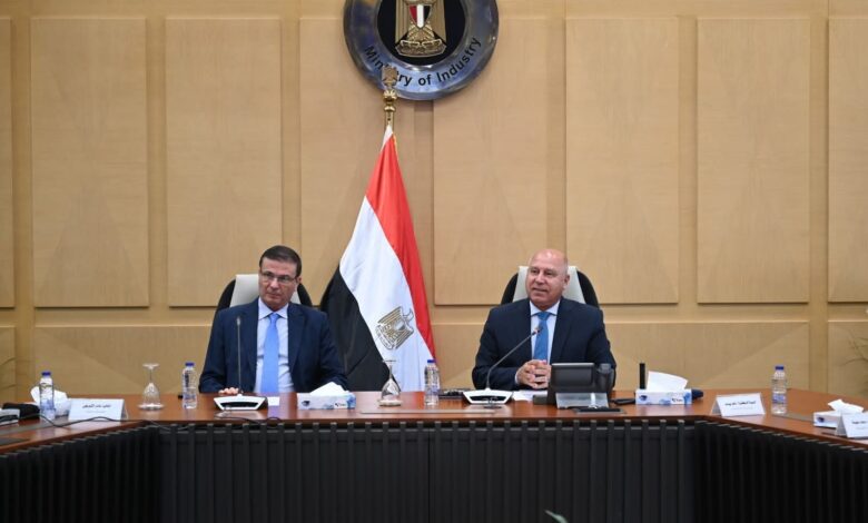 وزير الصناعة ووزير الزراعة يبحثان التوسع في تصنيع الزبيب وتوطين صناعة الكتان لتعزيز الصناعات الوطنية 1 وزير الصناعة ووزير الزراعة يبحثان التوسع في تصنيع الزبيب وتوطين صناعة الكتان لتعزيز الصناعات الوطنية