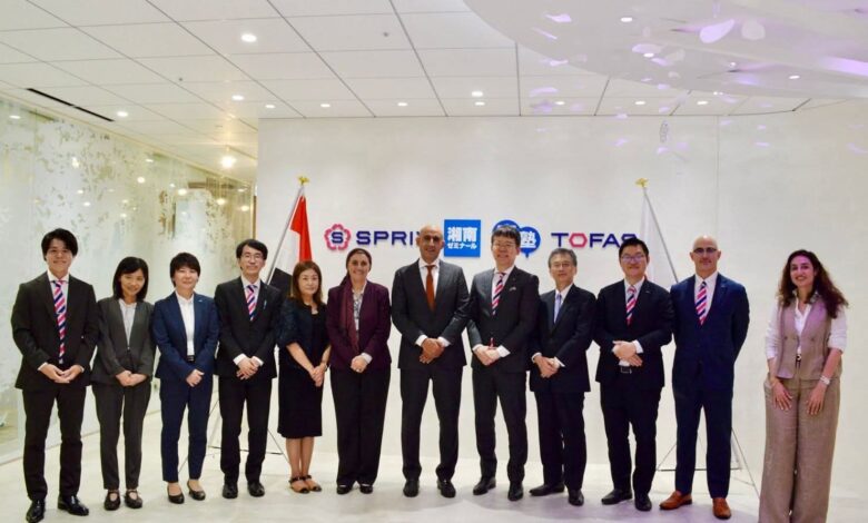 وزير التعليم يتسلم النسخة الأولى من كتاب الرياضيات المطور مع "سبريكس" الياباني 1 وزير التعليم يتسلم النسخة الأولى من كتاب الرياضيات المطور مع "سبريكس" الياباني