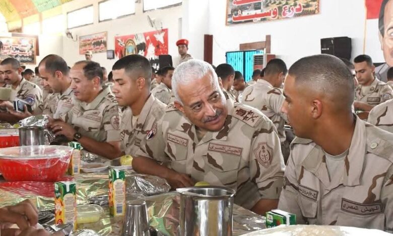 وزير الدفاع والإنتاج الحربى يلتقى بعدد من مقاتلى المنطقة الغربية العسكرية 