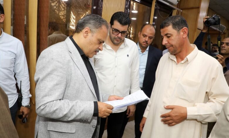 محافظ الشرقية يفاجئ العاملين بالمركز التكنولوجي لخدمة المواطنين بالديوان العام 