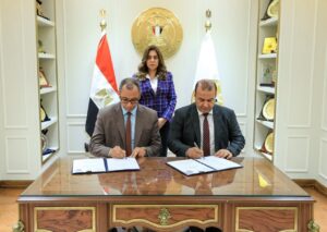 وزيرة التنمية المحلية تشهد مراسم توقيع عقد توريد مجزرين متنقلين لذبح الماشية