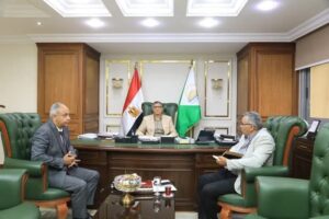 محافظ الجيزة يلتقي مساعد وزير الصحة لبحث دعم وتطوير المنشآت الطبية