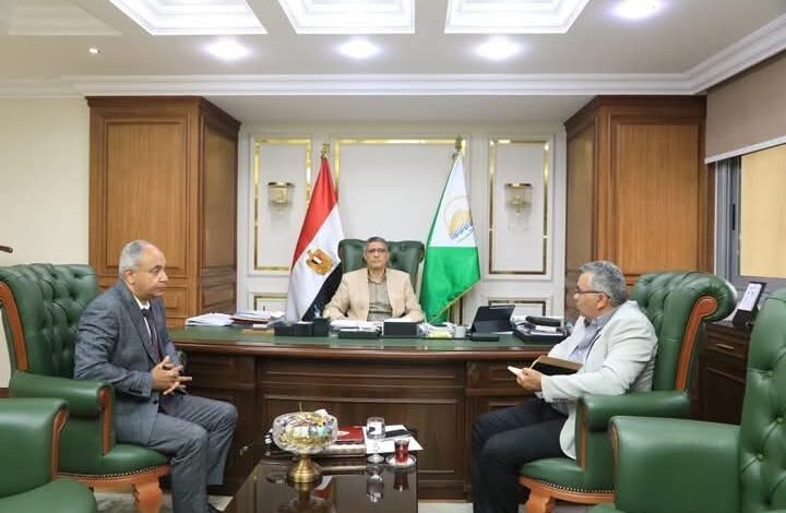 محافظ الجيزة يلتقي مساعد وزير الصحة لبحث دعم وتطوير المنشآت الطبية