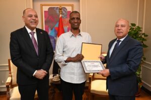 وزيرا الصناعة و العمل يكرم عامل مزلقان السادات ببني سويف