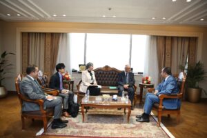 شيمي يبحث مع السفير الياباني فرص استثمارات جديدة في مصر