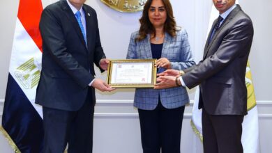 وزيرة التنمية المحلية تتسلم من رئيس الجهاز المركزي للتنظيم والإدارة شهادة اعتماد مركز سقارة للتدريب