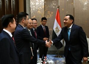 رئيس الوزراء يلتقي رئيس مجلس إدارة شركة "تيدا" الصينية القابضة بالصين
