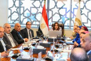 د منال عوض تلتقي بالقيادات والعاملين بالإدارة المركزية للتغيرات المناخية