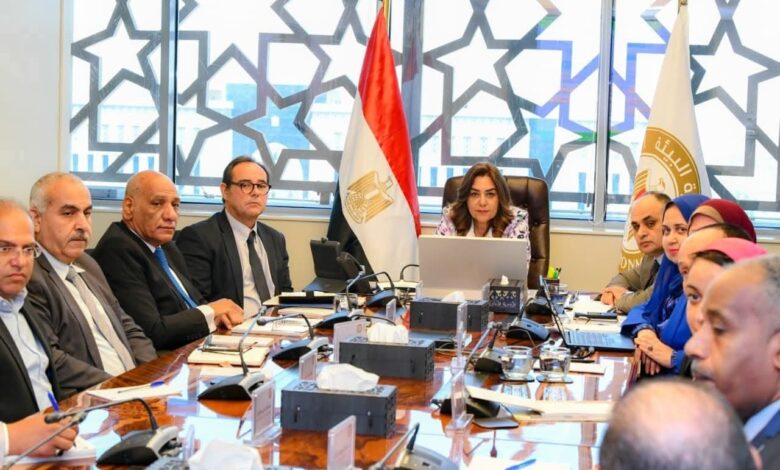 د منال عوض تلتقي بالقيادات والعاملين بالإدارة المركزية للتغيرات المناخية 1 د منال عوض تلتقي بالقيادات والعاملين بالإدارة المركزية للتغيرات المناخية