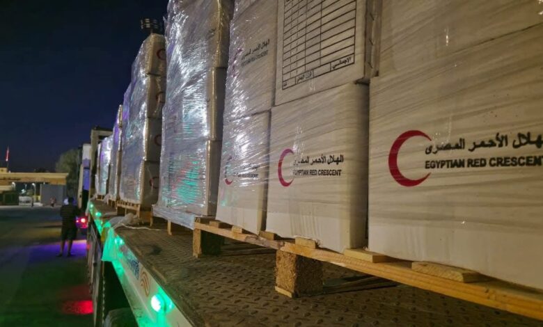 الهلال الأحمر: قافلة زاد العزة الـ26 تحمل 3200 طن مساعدات إغاثية عاجلة للفلسطينيين بغزة