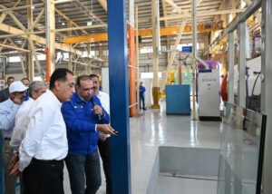 رئيس الوزراء يزور مصنع العربي ـ تويواتشي لإنتاج الزجاج الهندسي