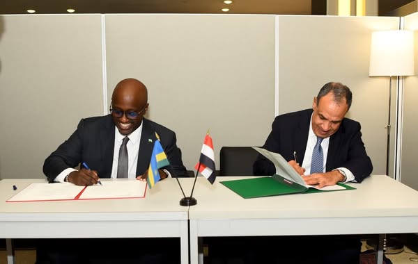 وزيرا خارجية مصر ورواندا يوقعان اتفاقية إعفاء متبادل من التأشيرات للجوازات الرسمية