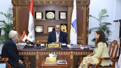 محافظ قنا يبحث مع وفد "ساويرس" سبل تعزيز التعاون في المشروعات التنموية