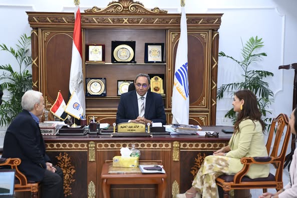 محافظ قنا يبحث مع وفد "ساويرس" سبل تعزيز التعاون في المشروعات التنموية