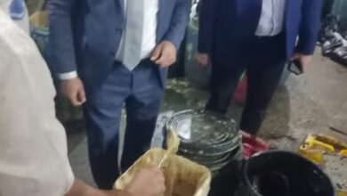 غلق منشأة غير مرخّصة لإعادة تعبئة الزيوت وضبط 8 أطنان منتجات غذائية فاسدة بأوسيم