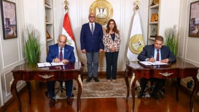 وزيرة التنمية المحلية ومحافظ القليوبية يشهدان توقيع عقد تقديم خدمات ونظافة الشوارع بشبرا الخيمة