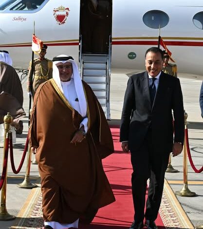 رئيس الوزراء يستقبل ولي عهد مملكة البحرين بمطار القاهرة الدولي