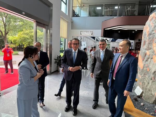 الدكتور خالد عبدالغفار يزور مصنع «Runyes» في الصين لبحث توطين  صناعة  معدات  طب الأسنان