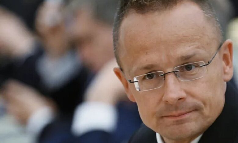 وزير الخارجية الهنغاري: كييف وبروكسل تحاولان يوميا جر هنغاريا إلى الصراع