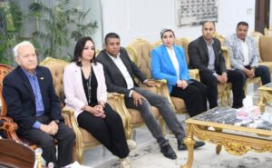 محافظ قنا يبحث مع وفد "ساويرس" سبل تعزيز التعاون في المشروعات التنموية