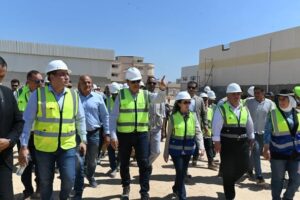 وزير قطاع الأعمال العام يتابع تقدم العمل بمشروع مجمع المصانع الجديدة 