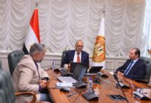 وزير العمل يعقد اجتماعًا مع مديري المديريات ويوجه بتكثيف حملات التفتيش على تراخيص الأجانب