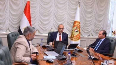 وزير العمل يعقد اجتماعًا مع مديري المديريات ويوجه بتكثيف حملات التفتيش على تراخيص الأجانب