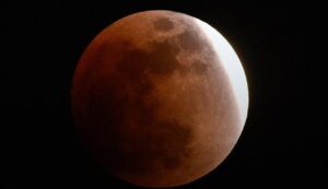 قمر الدم في سماء العديد من الدول ومشهد مهيب لخسوف القمر الكلي  (صور+فيديو)