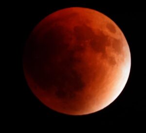 قمر الدم في سماء العديد من الدول ومشهد مهيب لخسوف القمر الكلي  (صور+فيديو)