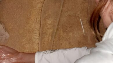 سائحة تمارس احدى الطقوس في مقبرة أثرية تشعل جدلا في مصر والسلطات تتحرك