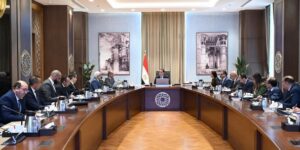 رئيس الوزراء يتابع مستجدات إجراءات تفعيل الربط الإلكتروني بين هيئة التأمين الاجتماعي والمرور