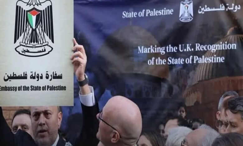 لحظة رمزية بعد الاعتراف التاريخى.. العلم الفلسطينى يرفرف فوق بعثة فلسطين فى لندن