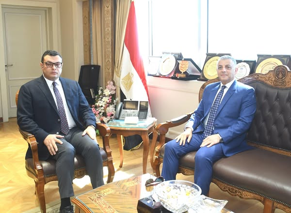 وزير الإسكان ومحافظ الإسماعيلية يتابعان عددًا من ملفات العمل المشتركة