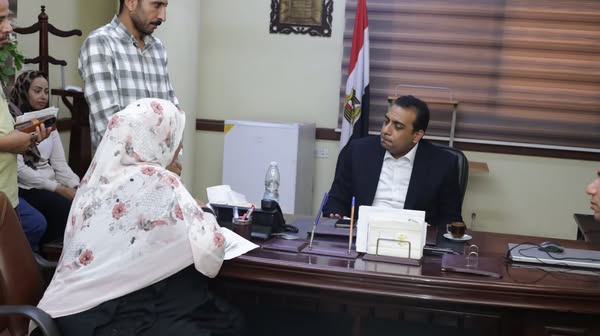 نائب محافظ قنا يجتمع مع أهالي حاجر الجبل لبحث ملف تقنين أراضي أملاك الدولة بنجع حمادي
