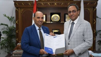 برعاية شركة أسمنت النهضة.. محافظ قنا يشهد تسليم 800 حقيبة مدرسية للطلاب الأولى بالرعاية