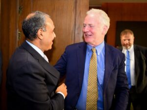 وزير الخارجية يستقبل السيناتور "كريس فان هولن" والسيناتور "جيف ميركلي" عضوي مجلس الشيوخ الأمريكي 2 وزير الخارجية يستقبل السيناتور "كريس فان هولن" والسيناتور "جيف ميركلي" عضوي مجلس الشيوخ الأمريكي