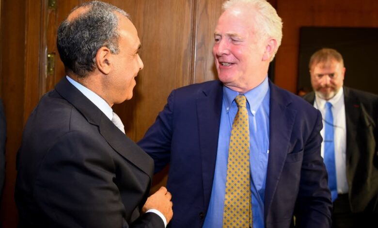 وزير الخارجية يستقبل السيناتور "كريس فان هولن" والسيناتور "جيف ميركلي" عضوي مجلس الشيوخ الأمريكي 1 وزير الخارجية يستقبل السيناتور "كريس فان هولن" والسيناتور "جيف ميركلي" عضوي مجلس الشيوخ الأمريكي