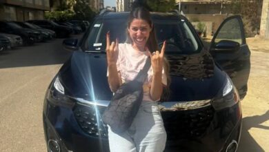 إيناس عز الدين تحتفل بأول سيارة لها قبل عيد ميلادها الـ٣٨
